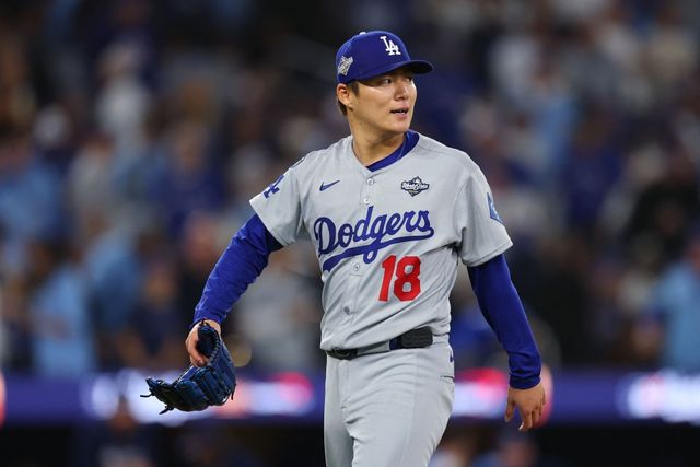 LA 다저스 야마모토 요시노부가 1일(한국시간) 캐나다 온타리오주 토론토의 로저스센터에서 열린 2025 미국 메이저리그(MLB) 포스트시즌 토론토 블루제이스와의 월드시리즈(WS) 6차전에 선발 등판해 6이닝 5피안타 1볼넷 6탈삼진 1실점으로 승리투수가 됐다. 야마모토는 이날 경기 포함 올해 포스트시즌에서 5경기 34⅔이닝 4승 1패 평균자책점 1.56으로 활약 중이다. AFP 연합뉴스