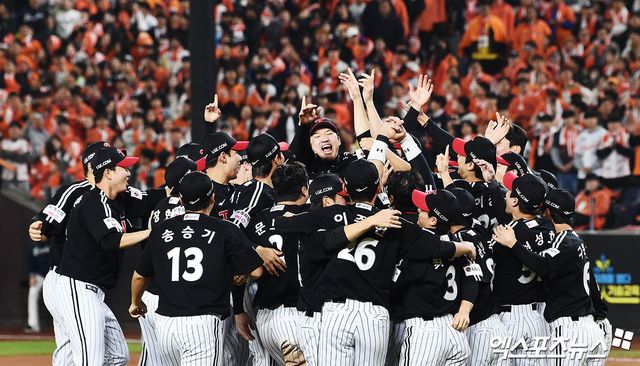 31일 오후 대전한화생명볼파크에서 열린 '2025 신한 SOL Bank KBO 한국시리즈' LG 트윈스와 한화 이글스의 경기, LG가 선발투수 톨허스트의 7이닝 1실점 완벽투에 힘입어 4:1의 스코어로 승리하며 시리즈 전적 4승1패로 통합우승을 이뤘다. 경기 종료 후 LG 선수단이 마운드에서 세리머니를 하고 있다. 대전, 박지영 기자