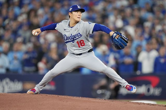 미국 메이저리그 LA 다저스의 일본인 투수 야마모토 요시노부가 1일 캐나다 온타리오주 토론토 로저스센터에서 열린 2025 메이저리그 월드시리즈(7전 4승제, 토론토 3승2패) 6차전에 선발등판, 6이닝 1실점 호투로 승리투수가 됐다. 사진 연합뉴스