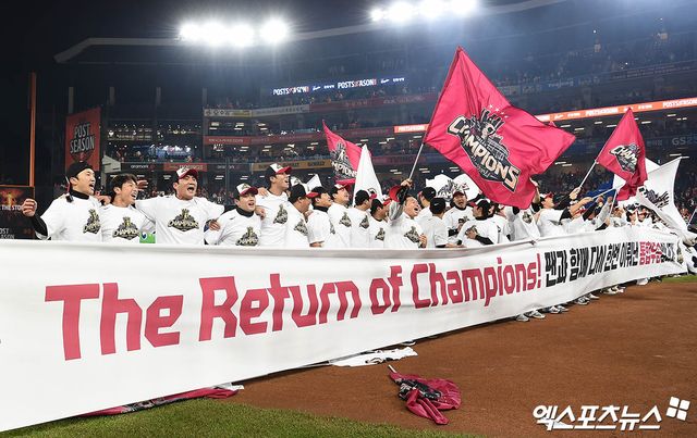 염경엽 감독이 이끄는 LG 트윈스가 지난 10월 31일 대전 한화생명 볼파크에서 열린 2025 신한 SOL Bank KBO 한국시리즈(7전 4선승제, LG 3승1패) 5차전에서 한화 이글스를 4-1로 꺾고 우승을 차지했다. 사진 김한준, 박지영 기자