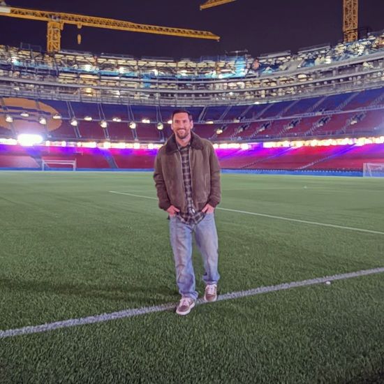 리오넬 메시가 바르셀로나에 복귀했다. 인터 마이애미를 미국 메이저리그사커 플레이오프 준결승에 올려놓은 지 하루 만이다. 메시는 10일 자신의 공식 SNS에 리모델링 공사 중인 바르셀로나 홈구장 캄프 누에서 찍은 사진을 올렸다. 불과 하루 전 미국에서 소속팀 마이애미를 MLS 플레이오프 준결승으로 이끌었던 메시가 스페인 바르셀로나에 나타나자 전 세계 팬들이 놀랐다. 메시 SNS