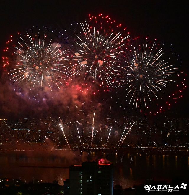 27일 오후 서울 여의도 한강공원에서 열린 '2025 서울세계불꽃축제'에서 화려한 불꽃들이 밤 하늘을 수놓고 있다. 엑스포츠뉴스DB