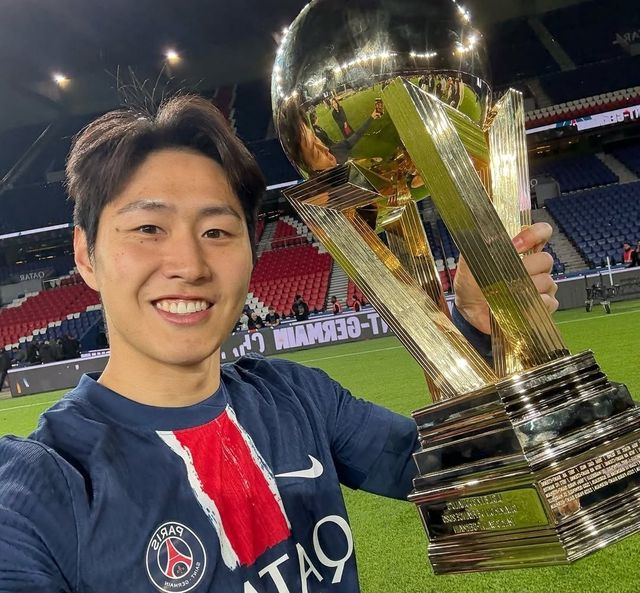 이강인이 파리 생제르맹(PSG) 소속으로 치른 자신의 100번째 경기에서 극장골을 도우면서 재능을 뽐냈다. 경기 종료 직전 장기인 왼발 킥으로 날카로운 크로스를 올린 것을 주앙 네베스가 헤더로 연결해 승부를 결정짓는 결승골을 터트린 것이다. 경기가 열리기 하루 전 프랑스의 유력 언론이 이강인을 조명하면서 이강인의 반등 가능성을 주목한 것이 마치 예언처럼 들어맞았다. PSG는 10일 프랑스 리옹의 그루파마 스타디움에서 열린 올랭피크 리옹과의 2025-2026시즌 프랑스 리그1(리그앙) 12라운드 원정 경기에서 경기 막바지 터진 네베스의 극장골에 힘입어 3-2 진땀승을 거뒀다. 승점 3점을 추가한 PSG는 승점 27점(8승3무1패)을 마크, 리그 선두로 다시 올라서면서 리그앙 5연패를 향한 여정을 이어갔다. 반면 홈에서 PSG에 패배하며 3경기 무승에 빠진 리옹은 승점 20점(6승2무4패)으로 리그 7위에 머물렀다. 이강인 SNS