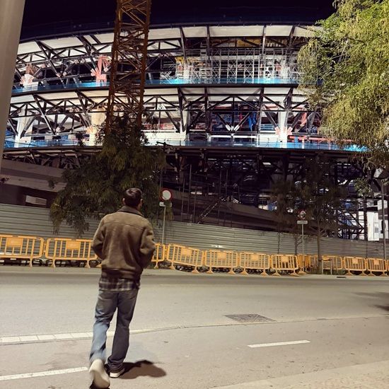 리오넬 메시가 바르셀로나에 복귀했다. 인터 마이애미를 미국 메이저리그사커 플레이오프 준결승에 올려놓은 지 하루 만이다. 메시는 10일 자신의 공식 SNS에 리모델링 공사 중인 바르셀로나 홈구장 캄프 누에서 찍은 사진을 올렸다. 불과 하루 전 미국에서 소속팀 마이애미를 MLS 플레이오프 준결승으로 이끌었던 메시가 스페인 바르셀로나에 나타나자 전 세계 팬들이 놀랐다. 메시 SNS