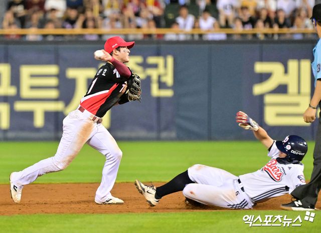 15일 오후 서울 송파구 잠실야구장에서 열린 '2025 신한 SOL Bank KBO리그' KIA 타이거즈와 두산 베어스의 경기, 9회말 1사 1루 KIA 박찬호가 두산 정수빈의 내야땅볼때 여동건을 포스아웃 시킨 후 1루로 송구하고 있다. 엑스포츠뉴스 DB