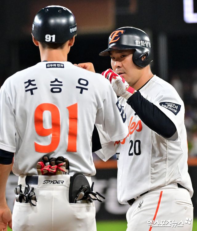 한화 이글스가 11일 포수 이재원을 플레잉코치로 이재원은 지난해와 올해 그라운드에서는 물론, 클럽하우스와 덕아웃 등 보이지 않는 곳에서도 모범적인 베테랑으로서 후배들에게 긍정적인 영향을 미쳤다는 평가를 받았다. 한화는 이재원의 지도자로서의 자질을 높이 평가했으며, 선수로서도 아직 팀에 기여할 여지가 남았다고 판단했다. 엑스포츠뉴스 DB