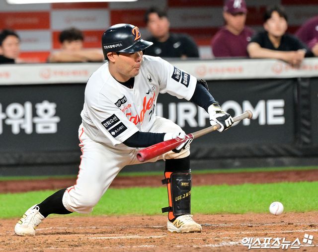 한화 이글스가 11일 포수 이재원을 플레잉코치로 선임했다. 한화는 이재원의 지도자로서의 자질을 높이 평가했으며, 선수로서도 아직 팀에 기여할 여지가 남아 있다고 판단해 이같은 결정을 내렸다. 이재원은 2026시즌 한화가 더욱 강한 팀이 되는 데 조금이라도 도움이 될 수 있도록 준비하겠다고 다짐했다. 엑스포츠뉴스 DB