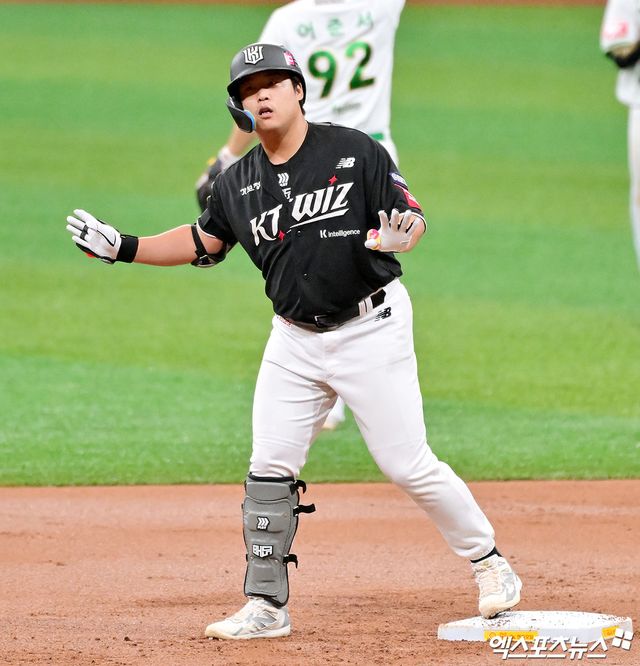 17일 오후 서울 구로구 고척스카이돔에서 열린 '2025 신한 SOL Bank KBO리그' KT 위즈와 키움 히어로즈의 경기, 1회초 2사 2루 KT 강백호가 1타점 2루타를 날리고 있다. 엑스포츠뉴스 DB