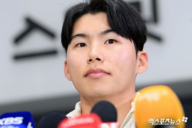 미국프로야구 메이저리그(MLB) 로스앤젤레스 다저스에서 뛰는 김혜성이 월드시리즈 우승반지와 함께 6일 오후 인천국제공항을 통해 귀국했다. 김혜성이 입국장을 나서 인터뷰를 하고 있다. 한국인 메이저리거 야수로는 역대 최초로 월드시리즈 우승반지를 차지한 김혜성은 올해 71경기 출전, 타율 0.280(161타수 45안타), 3홈런 17타점 19득점, 13도루(1실패), 출루율 0.314 장타율 0.385, OPS 0.699의 기록으로 정규시즌을 마무리했다. 5월 초 콜업된 이후 2루수와 유격수, 중견수를 거치며 팀내 알토란 같은 활약을 펼쳤다. 엑스포츠뉴스 DB