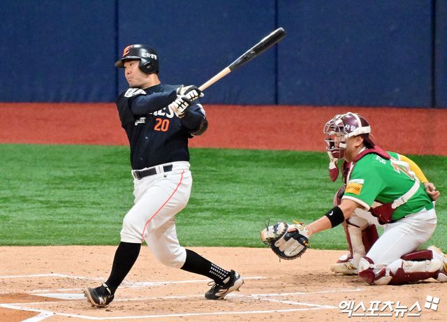 한화 이글스가 11일 포수 이재원을 플레잉코치로 이재원은 지난해와 올해 그라운드에서는 물론, 클럽하우스와 덕아웃 등 보이지 않는 곳에서도 모범적인 베테랑으로서 후배들에게 긍정적인 영향을 미쳤다는 평가를 받았다. 한화는 이재원의 지도자로서의 자질을 높이 평가했으며, 선수로서도 아직 팀에 기여할 여지가 남았다고 판단했다. 엑스포츠뉴스 DB