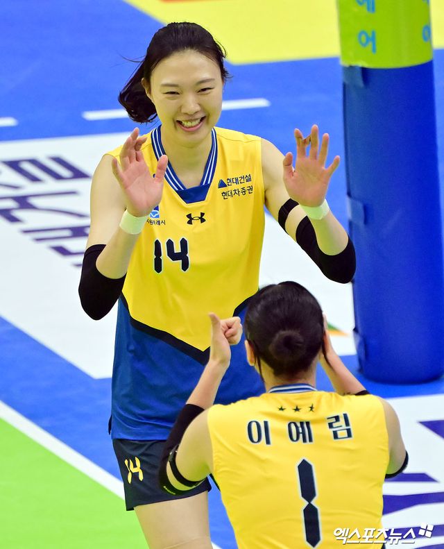 현대건설 미들블로커 양효진이 11일 경기도 수원체육관에서 열린 진에어 2025-2026 V리그 여자부 1라운드 GS칼텍스와의 홈 경기에서 득점 후 기뻐하는 모습. 사진 김한준 기자