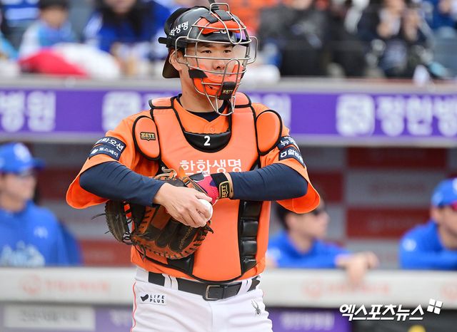 한화 이글스가 11일 포수 이재원을 플레잉코치로 선임했다. 한화는 이재원의 지도자로서의 자질을 높이 평가했으며, 선수로서도 아직 팀에 기여할 여지가 남아 있다고 판단해 이같은 결정을 내렸다. 이재원은 2026시즌 한화가 더욱 강한 팀이 되는 데 조금이라도 도움이 될 수 있도록 준비하겠다고 다짐했다. 엑스포츠뉴스 DB