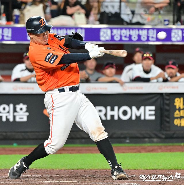 한화 이글스가 11일 포수 이재원을 플레잉코치로 선임했다. 한화는 이재원의 지도자로서의 자질을 높이 평가했으며, 선수로서도 아직 팀에 기여할 여지가 남아 있다고 판단해 이같은 결정을 내렸다. 이재원은 2026시즌 한화가 더욱 강한 팀이 되는 데 조금이라도 도움이 될 수 있도록 준비하겠다고 다짐했다. 엑스포츠뉴스 DB