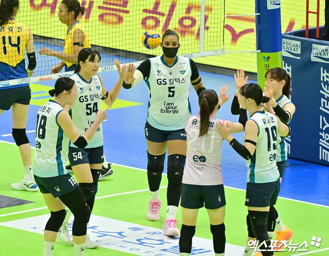 이영택 감독이 이끄는 GS칼텍스가 11일 경기도 수원체육관에서 열린 진에어 2025-2026 V리그 여자부 1라운드 현대건설과의 원정 경기에서 세트 스코어 3-2로 이겼다. 사진 김한준 기자
