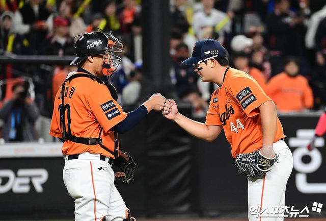 한화 이글스가 11일 포수 이재원을 플레잉코치로 이재원은 지난해와 올해 그라운드에서는 물론, 클럽하우스와 덕아웃 등 보이지 않는 곳에서도 모범적인 베테랑으로서 후배들에게 긍정적인 영향을 미쳤다는 평가를 받았다. 한화는 이재원의 지도자로서의 자질을 높이 평가했으며, 선수로서도 아직 팀에 기여할 여지가 남았다고 판단했다. 엑스포츠뉴스 DB