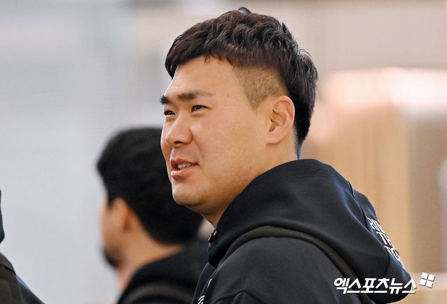 한화 이글스가 11일 포수 이재원을 플레잉코치로 이재원은 지난해와 올해 그라운드에서는 물론, 클럽하우스와 덕아웃 등 보이지 않는 곳에서도 모범적인 베테랑으로서 후배들에게 긍정적인 영향을 미쳤다는 평가를 받았다. 한화는 이재원의 지도자로서의 자질을 높이 평가했으며, 선수로서도 아직 팀에 기여할 여지가 남았다고 판단했다. 엑스포츠뉴스 DB