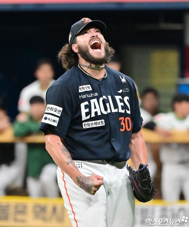 4일 오후 서울 구로구 고척스카이돔에서 열린 '2025 신한 SOL Bank KBO리그' 한화 이글스와 키움 히어로즈의 경기, 5회말 수비를 마친 한화 폰세가 포효하고 있다. 엑스포츠뉴스DB