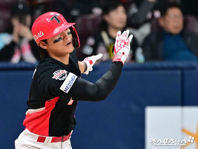 7일 오후 서울 구로구 고척스카이돔에서 열린 '2025 신한 SOL Bank KBO리그' KIA 타이거즈와 키움 히어로즈의 경기, 8회초 무사 만루 KIA 김도영이 3타점 2루타를 날리고 있다. 엑스포츠뉴스 DB