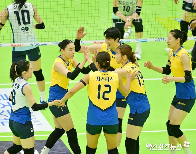 강성형 감독이 이끄는 현대건설이 11일 경기도 수원체육관에서 열린 진에어 2025-2026 V리그 여자부 1라운드 GS칼텍스와의 홈 경기에서 세트 스코어 2-3으로 졌다. 사진 김한준 기자