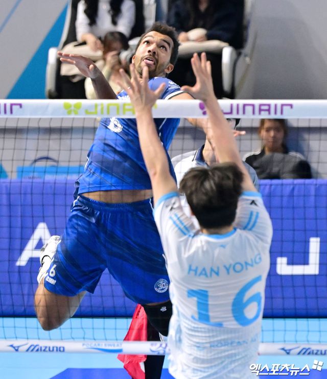 12일 오후 인천 계양체육관에서 열린 '진에어 2025-2026 V-리그' 대한항공과 삼성화재의 경기, 삼성화재 아히가 공격을 시도하고 있다. 인천, 김한준 기자