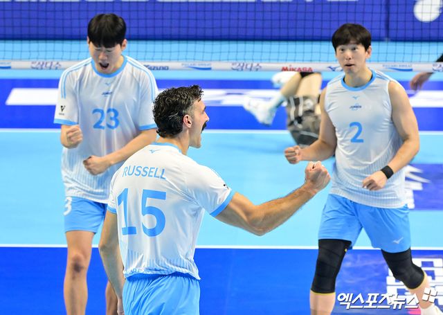 12일 오후 인천 계양체육관에서 열린 '진에어 2025-2026 V-리그' 대한항공과 삼성화재의 경기, 대한항공 러셀이 서브 득점을 기록한 후 기뻐하고 있다. 인천, 김한준 기자