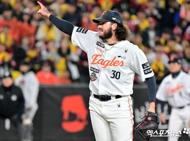 29일 오후 대전 한화생명 볼파크에서 열린 '2025 신한 SOL Bank KBO 한국시리즈' LG 트윈스와 한화 이글스의 3차전 경기, 1회초 1사 1루 한화 폰세가 체크스윙 여부를 물어보고 있다. 엑스포츠뉴스DB
