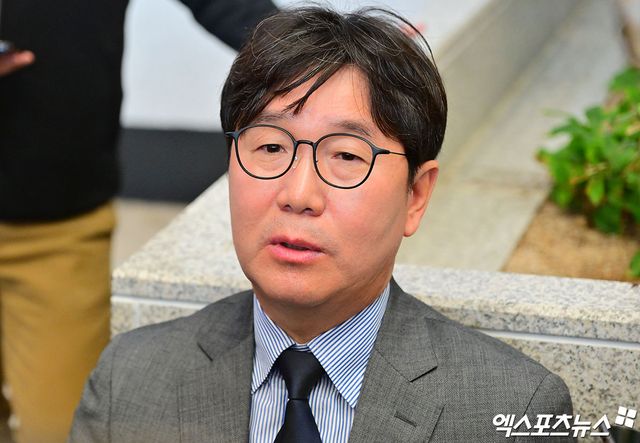 류지현 감독이 이끄는 야구 대표팀이 도쿄돔에서 진행되는 일본과의 평가전을 위해 12일 오후 김포국제공항을 통해 일본으로 출국했다. 류지현 감독이 출국 전 취재진과 대화를 나누고 있다. 김포공항, 김한준 기자