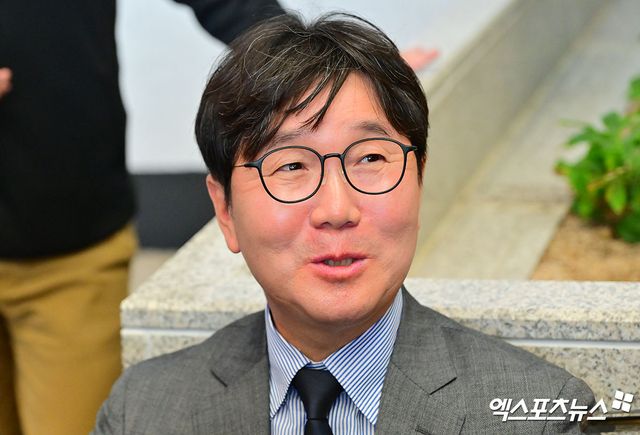 류지현 감독이 이끄는 야구 대표팀이 도쿄돔에서 진행되는 일본과의 평가전을 위해 12일 오후 김포국제공항을 통해 일본으로 출국했다. 류지현 감독이 출국 전 취재진과 대화를 나누고 있다. 김포공항, 김한준 기자