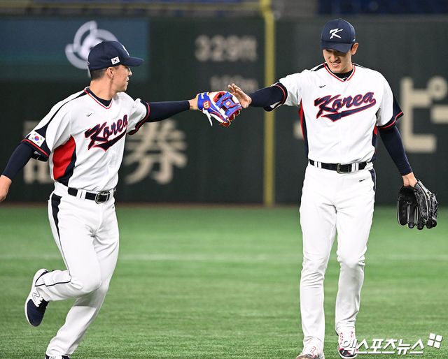  9일 오후 일본 도쿄돔에서 열린 2023 월드베이스볼클래식(WBC) B조 1차전 호주와 대한민국의 경기, 1회초 수비를 마친 대한민국 고영표가 에드먼과 하이파이브를 하고 있다. 엑스포츠뉴스DB