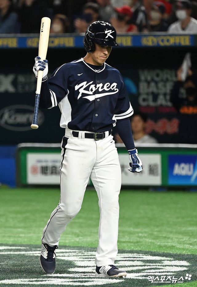 10일 오후 일본 도쿄돔에서 2023 월드베이스볼클래식(WBC) B조 대한민국과 일본의 경기, 7회초 1사 대한민국 에드먼이 3루수 파울플라이로 아웃된 후 더그아웃으로 향하고 있다. 엑스포츠뉴스DB