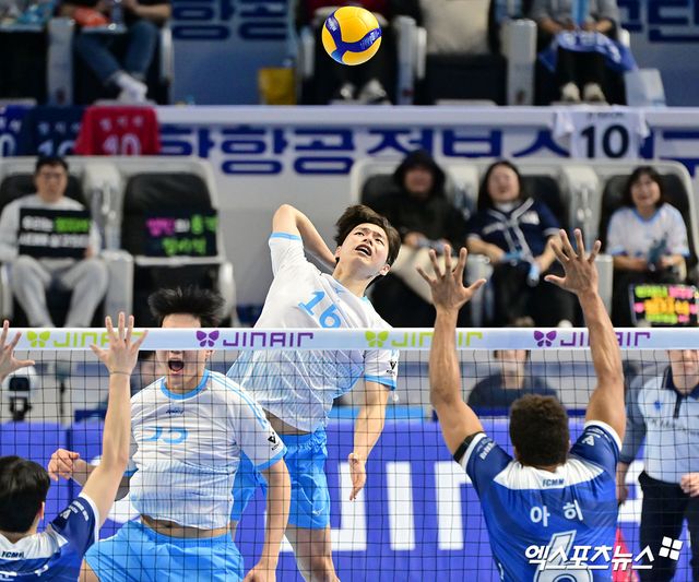 12일 오후 인천 계양체육관에서 열린 '진에어 2025-2026 V-리그' 대한항공과 삼성화재의 경기, 대한항공 정한용이 공격을 시도하고 있다. 인천, 김한준 기자