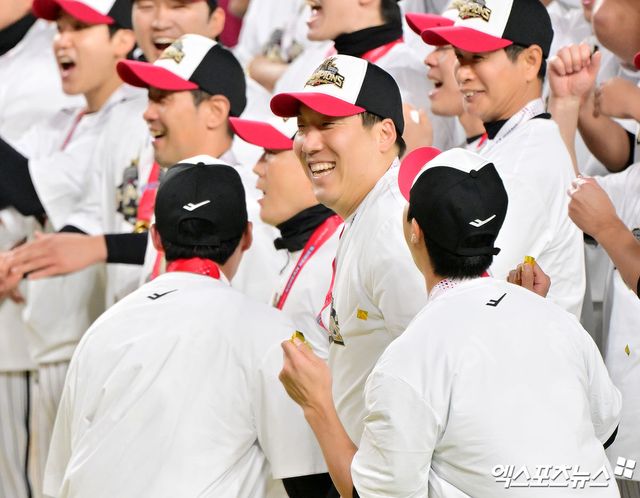 31일 오후 대전 한화생명 볼파크에서 열린 '2025 신한 SOL Bank KBO 한국시리즈' LG 트윈스와 한화 이글스의 5차전 경기, LG가 선발투수 톨허스트의 7이닝 1실점 완벽투에 힘입어 4:1의 스코어로 승리하며 시리즈 전적 4승1패로 통합우승을 이뤘다. 한국시리즈 MVP에 선정된 LG 김현수가 미소를 보이고 있다. 엑스포츠뉴스DB