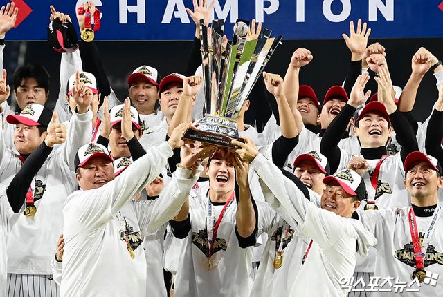 31일 오후 대전한화생명볼파크에서 열린 '2025 신한 SOL Bank KBO 한국시리즈' LG 트윈스와 한화 이글스의 경기, LG가 선발투수 톨허스트의 7이닝 1실점 완벽투에 힘입어 4:1의 스코어로 승리하며 시리즈 전적 4승1패로 통합우승을 이뤘다. 경기 종료 후 LG 차명석 단장과 염경엽 감독, 임찬규, 박해민, 김인석 대표이사가 우승 트로피를 들어올리고 있다. 엑스포츠뉴스DB