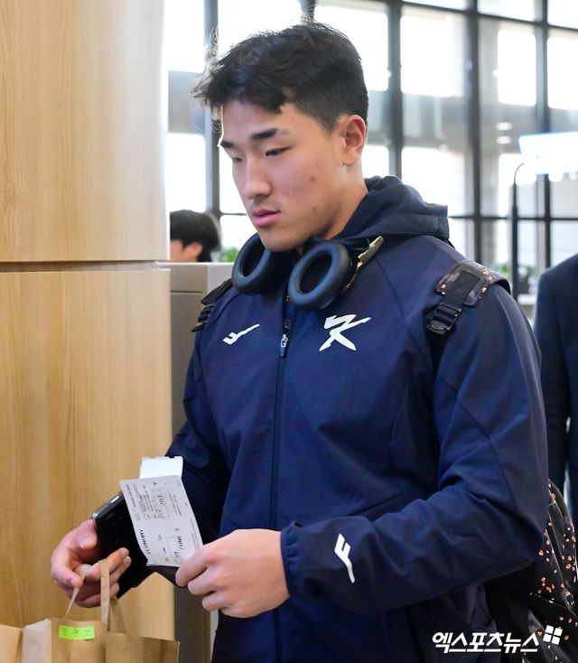 류지현 감독이 이끄는 야구 대표팀이 도쿄돔에서 진행되는 일본과의 평가전을 위해 12일 오후 김포국제공항을 통해 일본으로 출국했다. 안현민이 출국장으로 이동하고 있다. 김포공항, 김한준 기자