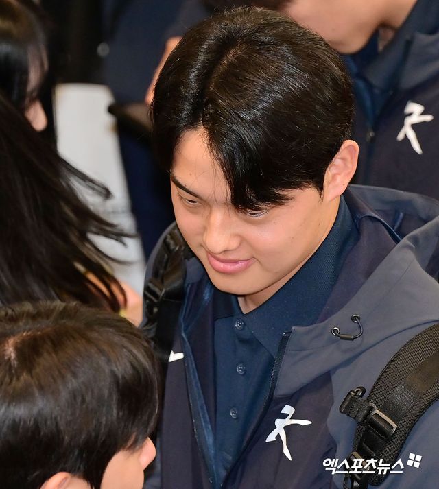 류지현 감독이 이끄는 야구 대표팀이 도쿄돔에서 진행되는 일본과의 평가전을 위해 12일 오후 김포국제공항을 통해 일본으로 출국했다. 문동주가 사인을 해주고 있다. 김포공항, 김한준 기자