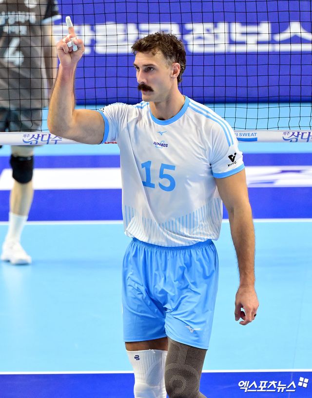 12일 오후 인천 계양체육관에서 열린 '진에어 2025-2026 V-리그' 대한항공과 삼성화재의 경기, 대한항공 러셀이 득점 후 기뻐하고 있다. 인천, 김한준 기자