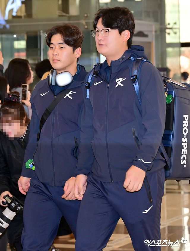 류지현 감독이 이끄는 야구 대표팀이 도쿄돔에서 진행되는 일본과의 평가전을 위해 12일 오후 김포국제공항을 통해 일본으로 출국했다. 박영현과 김서현이 출국장으로 이동하고 있다. 김포공항, 김한준 기자