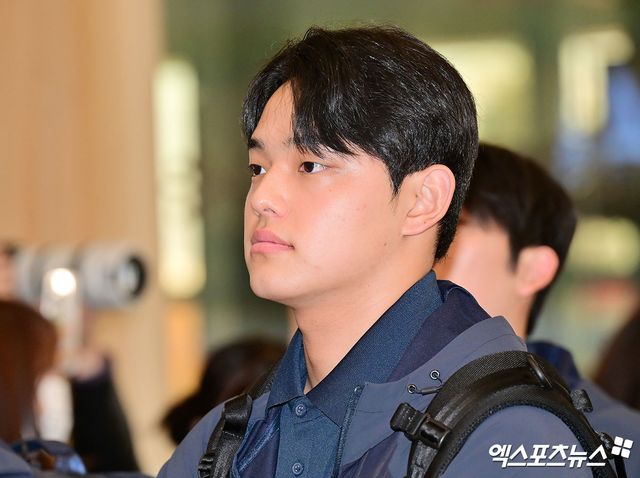 류지현 감독이 이끄는 야구 대표팀이 도쿄돔에서 진행되는 일본과의 평가전을 위해 12일 오후 김포국제공항을 통해 일본으로 출국했다. 문동주가 출국 수속을 하고 있다. 김포공항, 김한준 기자