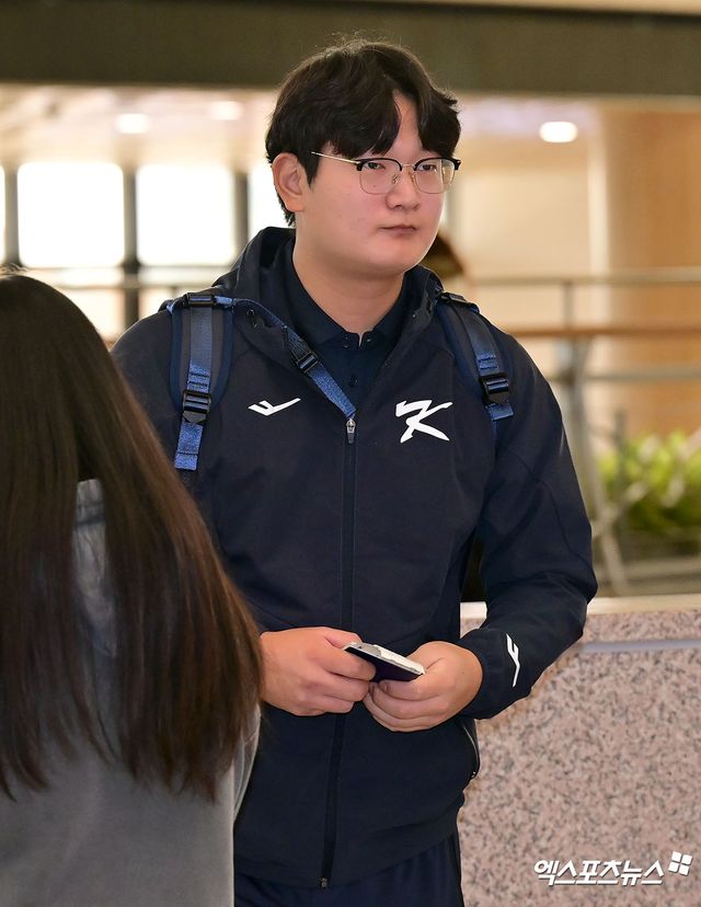 류지현 감독이 이끄는 야구 대표팀이 도쿄돔에서 진행되는 일본과의 평가전을 위해 12일 오후 김포국제공항을 통해 일본으로 출국했다. 출국장으로 향하는 김서현. 김포공항, 김한준 기자