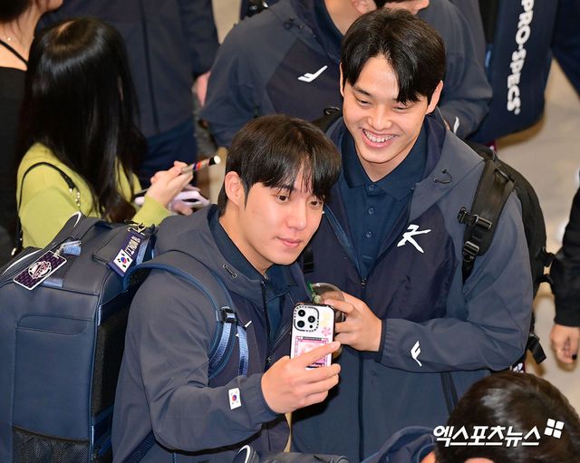 류지현 감독이 이끄는 야구 대표팀이 도쿄돔에서 진행되는 일본과의 평가전을 위해 12일 오후 김포국제공항을 통해 일본으로 출국했다. 원태인과 문동주가 셀카를 촬영하고 있다. 김포공항, 김한준 기자