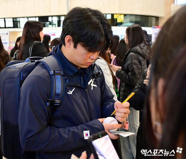 류지현 감독이 이끄는 야구 대표팀이 도쿄돔에서 진행되는 일본과의 평가전을 위해 12일 오후 김포국제공항을 통해 일본으로 출국했다. 문현빈이 팬서비스를 해주고 있다. 김포공항, 김한준 기자