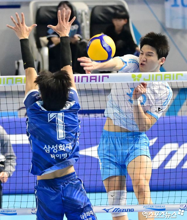 12일 오후 인천 계양체육관에서 열린 '진에어 2025-2026 V-리그' 대한항공과 삼성화재의 경기, 대한항공 정지석이 공격을 시도하고 있다. 인천, 김한준 기자