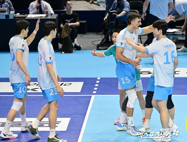 12일 오후 인천 계양체육관에서 열린 '진에어 2025-2026 V-리그' 대한항공과 삼성화재의 경기, 대한항공 선수들이 득점 후 기뻐하고 있다. 인천, 김한준 기자