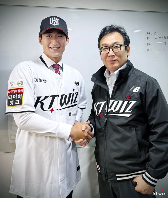 일본인 우완 스기모토 코우키(왼쪽)가 아시아 쿼터 계약 체결 후 나도현 KT 위즈 단장과 기념 촬영을 진행했다. 사진 KT 위즈 제공