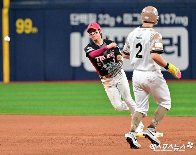 26일 오후 서울 구로구 고척스카이돔에서 열린 '2025 신한 SOL Bank KBO리그' KIA 타이거즈와 키움 히어로즈의 경기, 4회말 무사 1루 KIA 박찬호가 키움 최주환의 내야땅볼때 이주형을 포스아웃 시킨 후 1루로 송구하고 있다. 엑스포츠뉴스DB