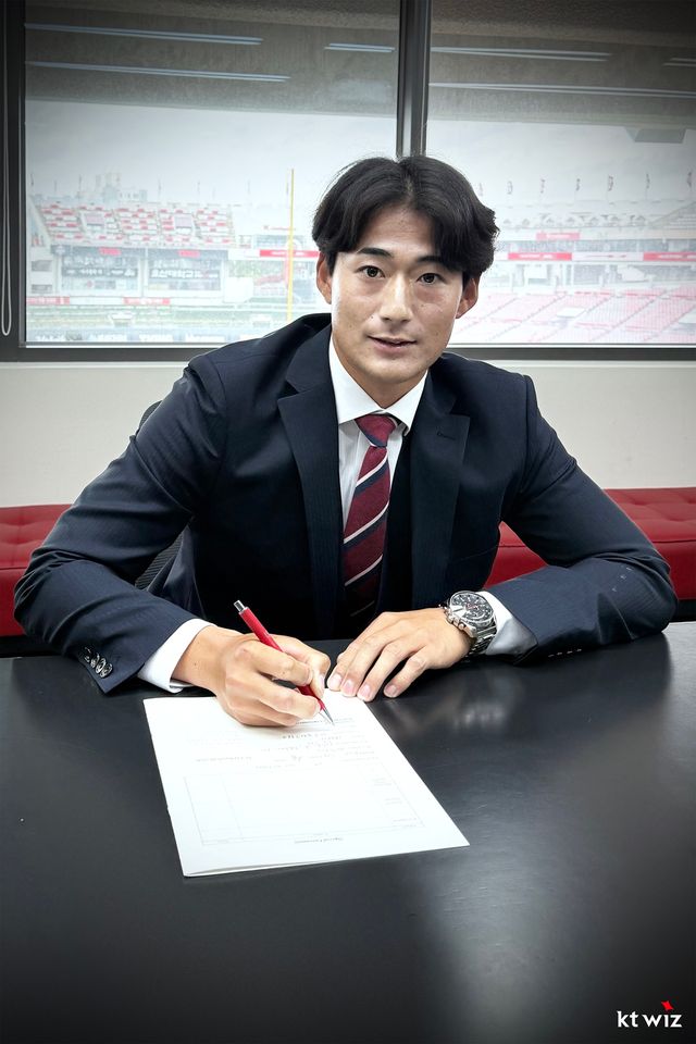 KT 위즈가 13일 2026시즌부터 시행되는 아시아 쿼터 선수로 일본 출신 우완 스기모토 코우키를 영입했다. 사진 KT 위즈 제공