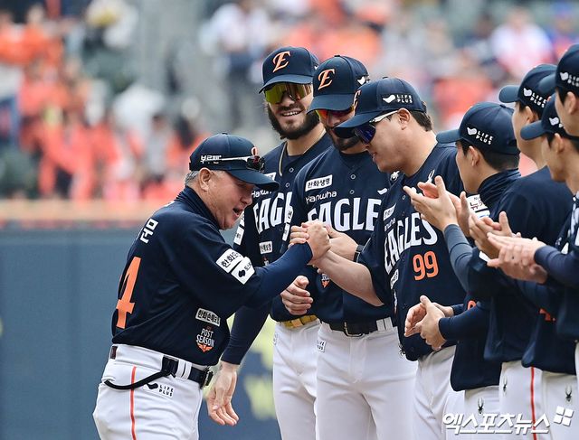 26일 오후 서울 송파구 잠실야구장에서 열린 '2025 신한 SOL Bank KBO 한국시리즈' 한화 이글스와 LG 트윈스의 1차전 경기에 앞서 한화 김경문 감독이 그라운드에 도열하며 투수 폰세, 와이스, 류현진과 악수를 나누고 있다. 엑스포츠뉴스DB
