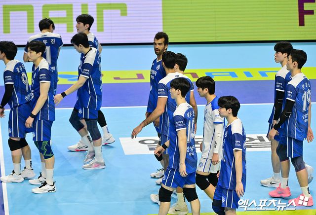 12일 오후 인천 계양체육관에서 열린 '진에어 2025-2026 V-리그' 대한항공과 삼성화재의 경기, 대한항공이 삼성화재에 세트스코어 3:0(25-16 25-22 25-22)으로 승리하며 4연승을 기록했다. 경기종료 후 삼성화재 선수들이 아쉬워하고 있다. 인천, 김한준 기자