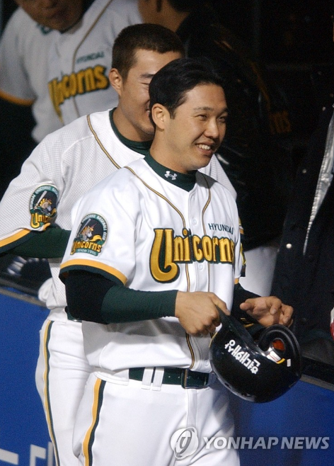 2004시즌 현대 유니콘스의 통합우승을 견인했던 박진만 현 삼성 라이온즈 감독. 당시 KBO 최고의 유격수로 4년 총액 39억 원을 받고 삼성으로 FA 이적해 화제를 모았다. 사진 연합뉴스