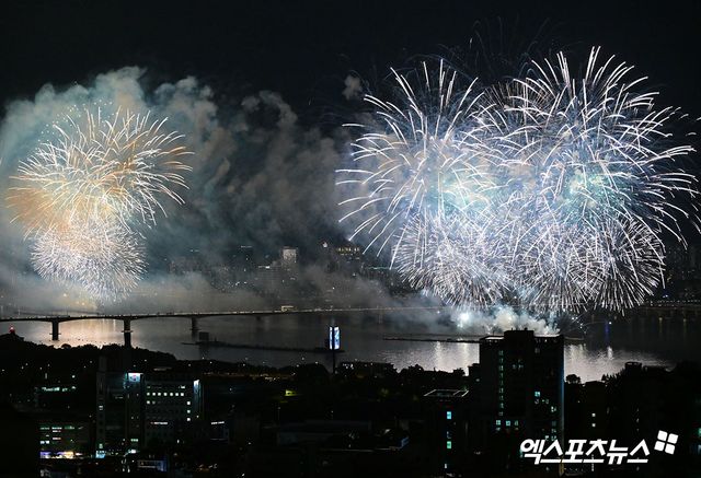 27일 오후 서울 여의도 한강공원에서 열린 '2025 서울세계불꽃축제'에서 화려한 불꽃들이 밤 하늘을 수놓고 있다. 엑스포츠뉴스DB